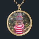 Colar Banhado A Ouro Snowman, homem de neve vermelho, cachecol vermelho<br><div class="desc">Uma foto de perto de um bonitinho, giro e giro bonitinho boneco de neve, embrulhado em um lenço vermelho e branco listrado contra árvores iluminadas ajuda você a lançar no Natal e Ano Novo. Sinta o calor e a alegria da temporada de festas sempre que você veste este colar único...</div>