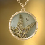 Colar Banhado A Ouro Starfish Monograma Fotográfico Natural<br><div class="desc">Para as Sereias e amantes da praia,  esse encantador colar pendante é um desejo que se torna realidade com o peixe-estrela fotográfico natural. Personalize este colar costeiro com seu Monograma por um belo presente. Esta imagem é uma fotografia natural original de JLW_PHOTOGRAPHY.</div>