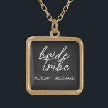 Colar Banhado A Ouro Tribo Bride | Bachelorette Bridesmaid Modern<br><div class="desc">Citação simples, moderna e na moda, "Tribo Bride", com letra de script em preto e branco, em estilo de tendência. Os nomes podem ser personalizados com nomes do seu partido noivo. Você pode usá-lo para a noiva, madrinhas, floreiras ou Mãe da Noiva. Os acessórios coordenadores para a noiva da equipe...</div>