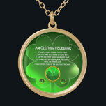 Colar Banhado A Ouro Uma Velho Bênção Irlandesa<br><div class="desc">Elegante, única joia celta de ouro com uma pedra esmeralda e uma pedra de xamrock com uma antiga dentro de oração irlandesa para o Santo do Dia do Paddy (, Rua. Patty ). Gemstones tridimensionais vibrantes e modelagem design, 3D muito precisa e renderização por parte da Búlgara Lumini (c).Parte da...</div>
