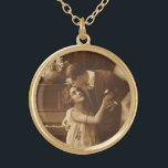 Colar Banhado A Ouro Vintage Lovers, Love Romance Música Romântica<br><div class="desc">Fotografia Vintage sepia apresentando uma imagem de amor e romance apresentando recém-casados se abraçando e se abraçando junto ao piano ouvindo música.</div>