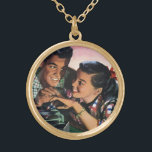 Colar Banhado A Ouro Vintage Romance, Segundo grau doce apaixonado<br><div class="desc">Vintage ilustration love and romance image apresentam jovens adolescentes felizes prometendo seu amor duradouro com um anel de promessas enquanto ouvem música de seu toca-discos. Noivado bonito e romântico. O garoto está colocando um anel de noivado de diamante no dedo.</div>