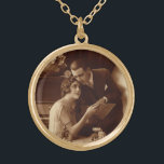 Colar Banhado A Ouro Vintage Romântica Música, Amor e Amantes Romântico<br><div class="desc">Fotografia antiga Vintage sepia antiga apresentando uma imagem de amor e romance com uma nova música em folha de leitura de casal junto ao piano.</div>