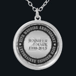 Colar Banhado A Prata 25 Casamento Aniversário Silver Metálico e Preto 2<br><div class="desc">Colar comemorativo do aniversário de 25 com texto personalizável. Prata metálica e preto. Acentos de diamantes brancos.</div>