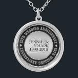 Colar Banhado A Prata 25 Casamento Aniversário Silver Metálico e Preto 2<br><div class="desc">Colar comemorativo do aniversário de 25 com texto personalizável. Prata metálica e preto. Acentos de diamantes brancos.</div>