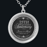 Colar Banhado A Prata 25 de Casamento Aniversário Black Silver & Diamant<br><div class="desc">Elegante 25 de aniversário de casamento prata e diamantes brilham impressão em fundo negro. Tonalidades prateadas em círculo. Nomes e anos personalizáveis.</div>