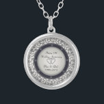 Colar Banhado A Prata 25o Aniversário de casamento de prata<br><div class="desc">25o Teste padrão do aniversário de casamento - personalize-o. Trabalhos de arte por Amelia Carrie</div>