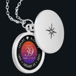 Colar Banhado A Prata 39º aniversário de casamento da Agate<br><div class="desc">Comemore o 39º aniversário de casamento com este armário elegante! As letras esbeltas, a preto e branco, sobre um fundo roxo, cor de laranja queimada a fundo roxo profundo, acrescentam um toque memorável para esta ocasião especial e para um marco extraordinário. Personalize com os nomes de casais felizes e as...</div>