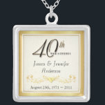 Colar Banhado A Prata 40th Pendente elegante da lembrança do aniversário<br><div class="desc">40th Colar da lembrança do aniversário -- Pendente elegante do aniversário de casamento do ouro 40th com roteiro formal e design antigo enrolado -- Personalize os nomes e a data para sua celebração feliz. Aperfeiçoe o presente para sua esposa, mãe, avó para comemorar 40 anos de casamento. Cartões, convites, porte...</div>