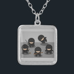 Colar Banhado A Prata 5 Pequenos ninjas<br><div class="desc">Cinco pequenos ninjas bonitinhos em várias posições e possuindo uma variedade de armas,  incluindo um punhal,  alguns nunchucks e atirando estrelas.</div>
