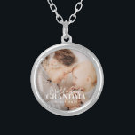 Colar Banhado A Prata A melhor avó do mundo desde 20XX Foto simples em c<br><div class="desc">Esta design simples e moderna é composta por tipografia serif e cursiva e adiciona uma foto personalizada</div>