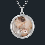 Colar Banhado A Prata A melhor avó do mundo desde 20XX Foto simples em c<br><div class="desc">Esta design simples e moderna é composta por tipografia serif e cursiva e adiciona uma foto personalizada</div>