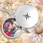 Colar Banhado A Prata Adicione a sua imagem romântica a esta<br><div class="desc">Um presente de manto adorável para Dia de os namorados,  aniversário ou casamento. Basta adicionar a figura do casal a este medalhão na área de personalização.</div>