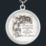 Colar Banhado A Prata Alice no país das maravilhas; Gato de Cheshire com<br><div class="desc">Contos de fadas da ilustração do vintage e imagem das rimas de berçário de Alice com o gato de Cheshire por John Tenniel nas aventuras da Alice de Lewis Carroll no país das maravilhas, 1865, um diálogo texto-projetado incluído. "Nós somos tudo loucos aqui":) o design está em um fundo velho...</div>