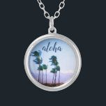 Colar Banhado A Prata Aloha Tropical Hawaii Palm Treine Montanhas Roxas<br><div class="desc">Aloha. Volte para as brisas quentes das Ilhas Havaianas sempre que vestir este colar chic, na moda, fotográfico de palmeiras verdes que sopram suavemente na Ilha Grande. Esse colar vem em pequenos, médios e grandes tamanhos, assim como formas quadradas e circulares. Você pode pedir este colar na sua escolha de...</div>