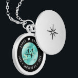 Colar Banhado A Prata Aniversário de Casamento da 44 Turquesa Elegante<br><div class="desc">Celebrar o aniversário de casamento da turquesa 44 em estilo com este medalhão comemorativo! As letras esbeltas a preto e branco sobre um mármore amarelo e fundo azul esverdeado acrescentam um toque memorável para esta ocasião especial e um marco extraordinário. Personalize com os nomes de casais felizes e adicione uma...</div>