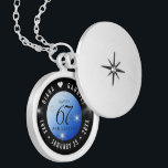 Colar Banhado A Prata Aniversário de Casamento da 67ª Estrela Sapphire<br><div class="desc">Celebrar o 67º aniversário de casamento em estilo com este cesto comemorativo! As letras esbeltas a preto e branco, com estrelas estilizadas a brilhar sobre fundo azul-safira, acrescentam um toque memorável para esta ocasião especial e marco extraordinário. Personalize com os nomes de casais felizes e adicione datas para seu aniversário...</div>