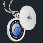 Colar Banhado A Prata Aniversário de Casamento da 67ª Estrela Sapphire<br><div class="desc">Celebrar o 67º aniversário de casamento em estilo com este cesto comemorativo! As letras esbeltas a preto e branco, com estrelas estilizadas a brilhar sobre fundo azul-safira, acrescentam um toque memorável para esta ocasião especial e marco extraordinário. Personalize com os nomes de casais felizes e adicione datas para seu aniversário...</div>