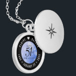 Colar Banhado A Prata Aniversário de Casamento da rua Elegante 51<br><div class="desc">Celebrar o aniversário de casamento da safira de 51 ruas em estilo com este medalhão comemorativo! As letras esbeltas a preto e branco com um confete hexagonal sobre um fundo azul de safira acrescentam um toque memorável para esta ocasião especial e um marco extraordinário. Personalize com os nomes de casais...</div>