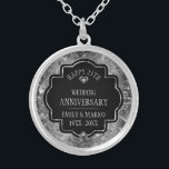 Colar Banhado A Prata Aniversário de Casamento de 25 de Prata e Negra<br><div class="desc">Imagem de um damasco floral brilhante,  prateado,  com diamantes brancos e texto personalizável,  'Aniversário de Casamento 25.</div>