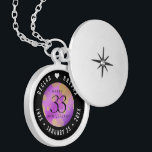 Colar Banhado A Prata Aniversário de Casamento de Ametist Elegante 33<br><div class="desc">Celebrar o 33º aniversário de casamento com este armário elegante! As letras esbeltas, a preto e branco, com um confete hexagonal de poeira dourada sobre fundo roxo ametista, acrescentam um toque memorável para esta ocasião especial e marco extraordinário. Personalize com os nomes de casais felizes e adicione datas para seu...</div>