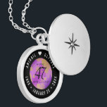 Colar Banhado A Prata Aniversário de Casamento de Ametist em 47° anivers<br><div class="desc">Celebrar o 47º aniversário de casamento com este armário elegante! As letras esbeltas, a preto e branco, com um confete hexagonal de poeira dourada sobre fundo roxo ametista, acrescentam um toque memorável para esta ocasião especial e marco extraordinário. Personalize com os nomes de casais felizes e adicione datas para seu...</div>