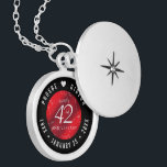 Colar Banhado A Prata Aniversário de Casamento do Elegante 42º Jasper<br><div class="desc">Celebrar o 42º aniversário de casamento em estilo com este cesto comemorativo! As inscrições brancas legantes sobre um fundo vermelho cereja marmoreado acrescentam um toque memorável para esta ocasião especial e um marco extraordinário. Personalize com os nomes de casais felizes e adicione uma data para o aniversário de jasper. Design...</div>