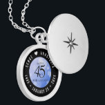 Colar Banhado A Prata Aniversário de Casamento do Elegante 45º Sapphire<br><div class="desc">Celebrar o 45º aniversário de casamento da safira em estilo com este caixão comemorativo! Serif preta elegante e sans serif lettering com confete hexagonal em um fundo azul safira adicionam um toque memorável para esta ocasião especial e marco extraordinário. Personalize com os nomes de casais felizes e adicione uma data...</div>