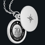 Colar Banhado A Prata Aniversário de Casamento do Platinum 70 Elegante<br><div class="desc">Celebre o aniversário do casamento de 70 em estilo com este medalhão comemorativo! As letras esbeltas a preto e branco com um confete hexagonal sobre fundo de película de platina acrescentam um toque memorável para esta ocasião especial e marco extraordinário. Personalize com os nomes de casais felizes e adicione datas...</div>