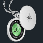 Colar Banhado A Prata Aniversário de Casamento Elegante 20 Emerald<br><div class="desc">Comemore o aniversário do casamento de 20 com este armário elegante! Serif preta elegante e sans serif lettering com confete hexagonal em um fundo verde esmeralda adicionam um toque memorável para esta ocasião especial e marco extraordinário. Personalize com os nomes dos casais felizes e as datas para o aniversário da...</div>