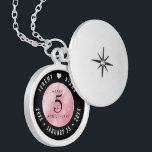 Colar Banhado A Prata Aniversário de Casamento Elegante 5 Rosa Quartz<br><div class="desc">Comemore o aniversário do casamento de 5 com este armário elegante! As letras esbeltas, em preto e branco, com um confete hexagonal em um fundo rosa rico, acrescentam um toque memorável para esta ocasião especial e marco. Personalize com os nomes dos casais felizes e as datas de seu aniversário de...</div>