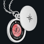 Colar Banhado A Prata Aniversário do Casamento Ruby, 40º Elegante<br><div class="desc">Comemore o 40º aniversário de casamento com este armário elegante! Serif preta elegante e sans serif lettering com confete hexagonal em um fundo vermelho rubi adicionam um toque memorável para esta ocasião especial e marco extraordinário. Personalize com os nomes dos casais felizes. Adicione ainda mais personalização com uma data para...</div>