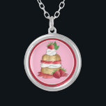 Colar Banhado A Prata Aniversário do Chá de panela do Bolo de Morango<br><div class="desc">Design apresenta uma ilustração original de uma sobremesa clássica de bolo curto de morango. Um brinde popular tanto nos EUA como no Reino Unido, este prato apresenta um biscoito doce e de curta duração, tocado com morangos suculentos e creme chicoteado, com um morango inteiro e folhas frescas de menta no...</div>