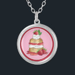 Colar Banhado A Prata Aniversário do Chá de panela do Bolo de Morango<br><div class="desc">Design apresenta uma ilustração original de uma sobremesa clássica de bolo curto de morango. Um brinde popular tanto nos EUA como no Reino Unido, este prato apresenta um biscoito doce e de curta duração, tocado com morangos suculentos e creme chicoteado, com um morango inteiro e folhas frescas de menta no...</div>