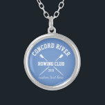 Colar Banhado A Prata Ano personalizado do nome da equipe dos remos do<br><div class="desc">Colar personalizada do enfileiramento do grupo que caracteriza remos cruzados e seu texto feito sob encomenda. Adicione seu nome do clube, ano, o texto feito sob encomenda (o nome do treinador, o nome do rower, o evento, etc.) faz uma extremidade pensativa da lembrança da estação, do presente do treinador ou...</div>