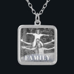Colar Banhado A Prata *~* AP42 FAMÍLIA Foto Imagem da FAMÍLIA Silver<br><div class="desc">SQUARE NECKLACE - GLITTER e White Block Letters (ID de pesquisa AP42 para designs semelhantes em vários produtos ) * Memória avançada ergicamente Memória de manutenção Carregue a imagem da sua família. No momento, o texto diz "FAMÍLIA". Uma área de texto está disponível. Personalizar Personalizar a cor da fonte, o...</div>