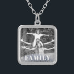 Colar Banhado A Prata *~* AP42 FAMÍLIA Foto Imagem da FAMÍLIA Silver<br><div class="desc">SQUARE NECKLACE - GLITTER e White Block Letters (ID de pesquisa AP42 para designs semelhantes em vários produtos ) * Memória avançada ergicamente Memória de manutenção Carregue a imagem da sua família. No momento, o texto diz "FAMÍLIA". Uma área de texto está disponível. Personalizar Personalizar a cor da fonte, o...</div>