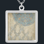 Colar Banhado A Prata Arranjo Floral Decortivo De Tapeçaria De Prata<br><div class="desc">Uma tapeçaria decorativa de prata mostra um arranjo floral circular. Esta impressão faria um presente maravilhoso para pessoas que amam tapeçarias ou arte semelhante à tapeçaria!</div>