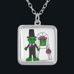 Colar Banhado A Prata Arte engraçada do casamento dos noivos da salmoura<br><div class="desc">Salmoura maravilhosa dos noivos do divertimento que wedding o design original da arte.  Pode igualmente adicionar o texto feito sob encomenda e mudar a cor do fundo ao pedir.</div>