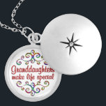 Colar Banhado A Prata As netas fazem a vida especial<br><div class="desc">Uma maneira bonito de deixar aquela querida neta saber como se sente.  Aproveite este design colorido com flores e as palavras - as netas fazem a vida especial.</div>