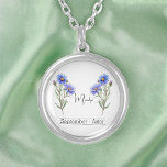 Colar Banhado A Prata Aster de setembro do mês de nascimento<br><div class="desc">Flor do mês de nascimento Colar de Aster com ilustração de uma flor de páscoa. Abaixo da flor, o nome é escrito em uma letra elegante. Abaixo do nome, ele diz "setembro - Aster", indicando que o mês de nascimento do dono é agosto e que sua flor de nascimento é...</div>