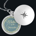 Colar Banhado A Prata Azul Elegante e Mãe Folha de Creme do Groom<br><div class="desc">Este belo armário é um acessório especial desenhado para a Mãe do Groom. O medidor apresenta um esquema clássico de cor azul e creme com um dentro de padrão de folha de cor creme, acrescentando um toque de elegância e beleza natural. O dentro de mensagem oculta é um toque especial...</div>