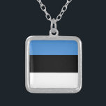Colar Banhado A Prata Bandeira da Estônia<br><div class="desc">A bandeira estônia é uma tribanda horizontal. As cores usadas na bandeira são azul, branco, preto. A proporção da bandeira estônia é de 7:11. O pavilhão da Estônia foi adotado em 1990. A primeira utilização do atual design de bandeira foi em 1918. A última alteração à atual design da bandeira...</div>
