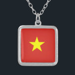 Colar Banhado A Prata Bandeira de Vietnam<br><div class="desc">A bandeira vietnamiana é uma estrela em um campo. As cores usadas na bandeira são vermelho,  amarelo. A proporção da bandeira vietnamiana é 2: 3. A bandeira de Vietnam foi adotada em 1945.</div>