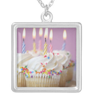 Colar Banhado A Prata Bandeja de cupcakes do aniversário com velas