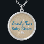 Colar Banhado A Prata Beach Sandy Toes Salty Kisses Necklace<br><div class="desc">Este colar prateado tropical e divertido é acentuado com o ditado bonitinho "Sandy Toes Salty Kisses" em um fundo de areia na praia,  fazer um doce presente para noiva,  damas de honra ou florista.</div>