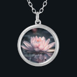 Colar Banhado A Prata Belo Lago Lotus<br><div class="desc">Belo lótus no lago.</div>