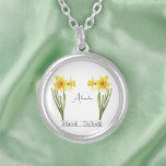 Colar Banhado A Prata Birth Flower March Daffodil<br><div class="desc">Flor do mês de nascimento Março Colar Daffodil com ilustração das flores daffodil. Por baixo das flores, o nome "Alexandra" está escrito em letra de na moda. Abaixo do nome está escrito "March - Daffodil", indicando que o mês de nascimento de Alexandra é março e que sua flor de nascimento...</div>