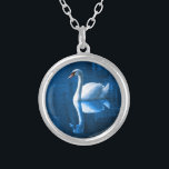Colar Banhado A Prata Bonito cisne branco flutuando num lago azul<br><div class="desc">Uma cena natural adorável de um nadador branco nadando num lago azul pacífico. As sombras azuis escuras contrastam bem com a iluminação azul suave neste cisne pacífico.</div>