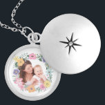 Colar Banhado A Prata Bonito Foto Personalizada Da Flower Moderna<br><div class="desc">Bonito coroa de flores enquadrando uma de suas fotos favoritas.</div>
